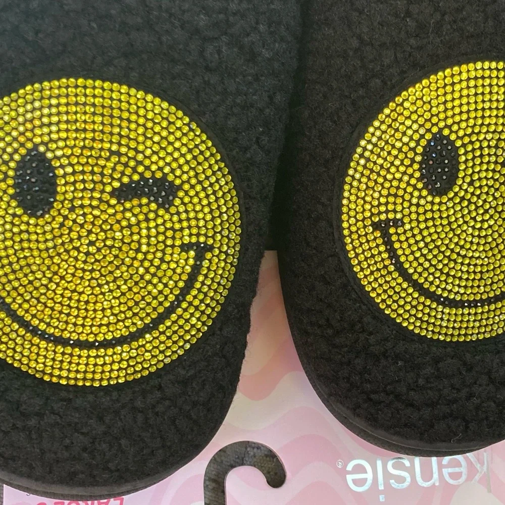 NWT Kensie Black Fuzzy Winking Smiley Face Houseshoe Slippers Size 9 Large - Picture 3 of 7